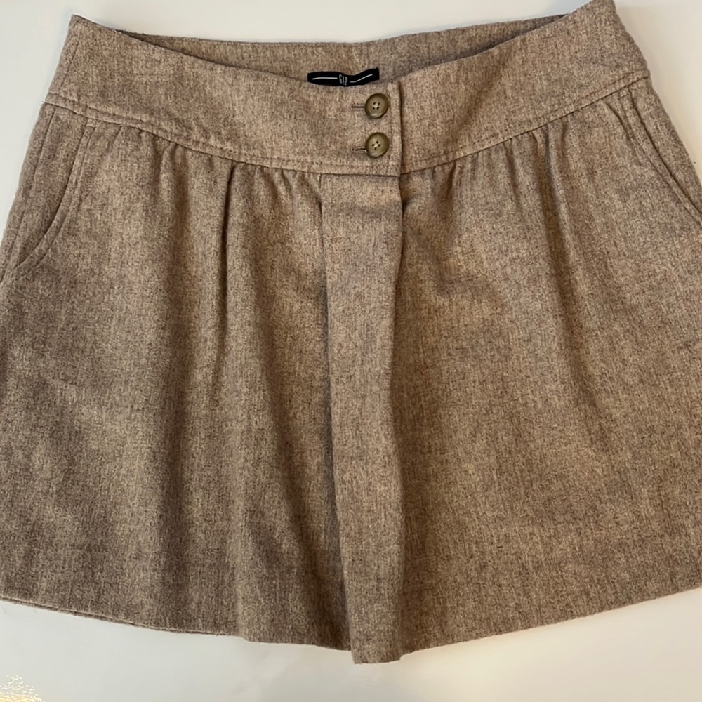 GAP wool mini skirt; 6; neutral beige; double-button detail, like new; POCKETS!